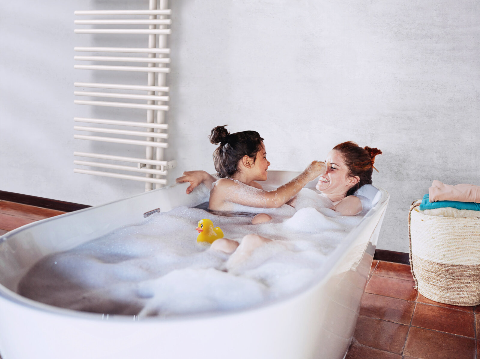 Zehnder_RAD_Yucca-Asym_bathroom woman with daughter, bathroom,bathtube, retouching, Yucca