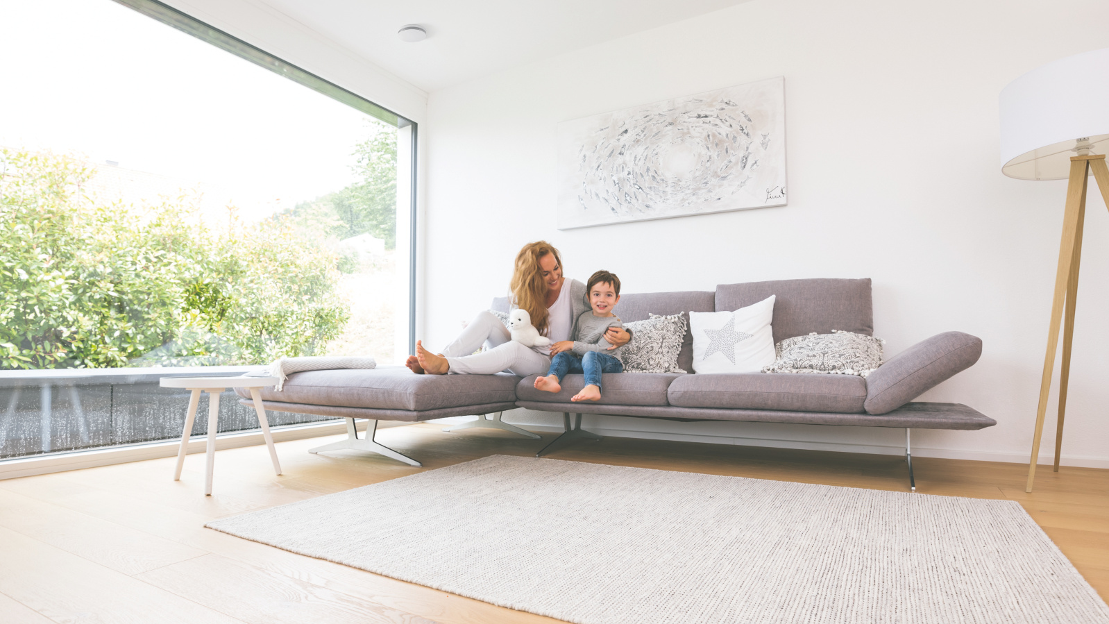 Zehnder_CSY_ComfoValveLunaS-living-woman-child-couch Stock Content Zehnder ComfoValve Luna S125 Comfortable indoor ventilation